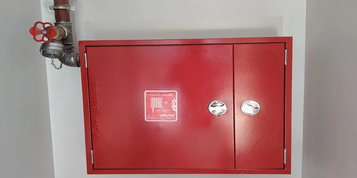 Bina içi çelik boru hattı bağlantılı sıva üstü tüp bölmeli kırmızı yangın dolabı ve vana montajı uygulaması