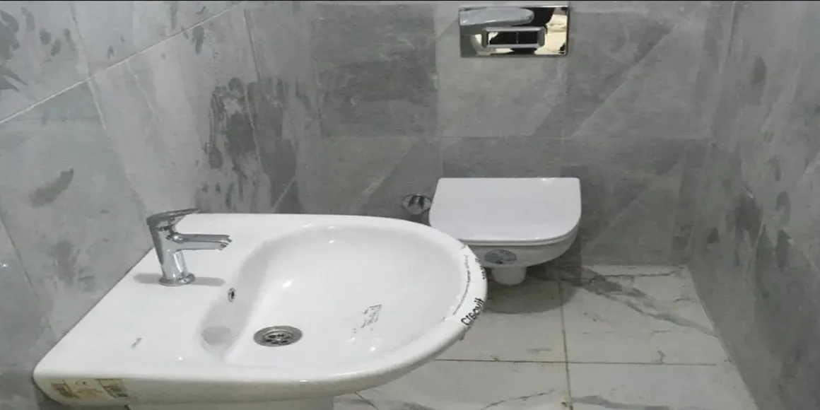 Banyo altyapısı üzerinde lavabo ve klozet vitrifiye montajı uygulaması